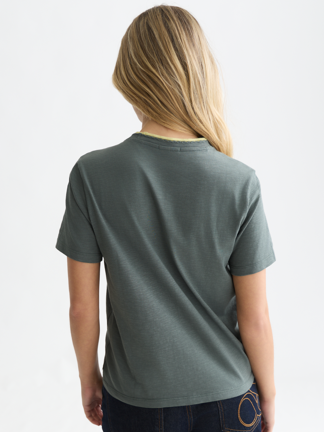 T-Shirt mit Bruststickerei und normaler Passform