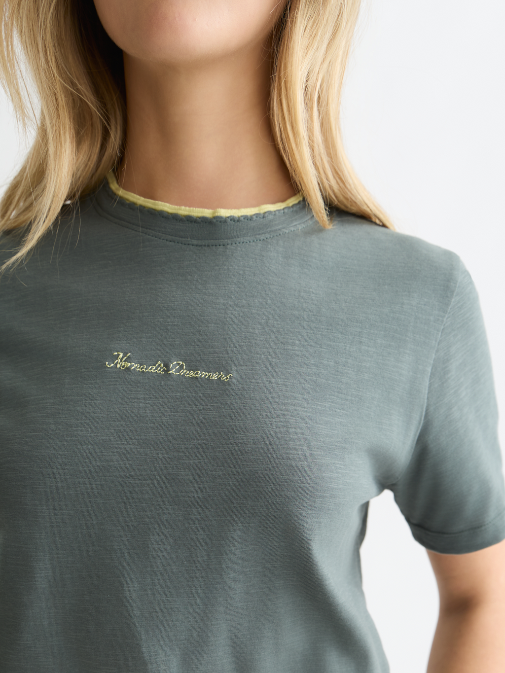 T-Shirt mit Bruststickerei und normaler Passform