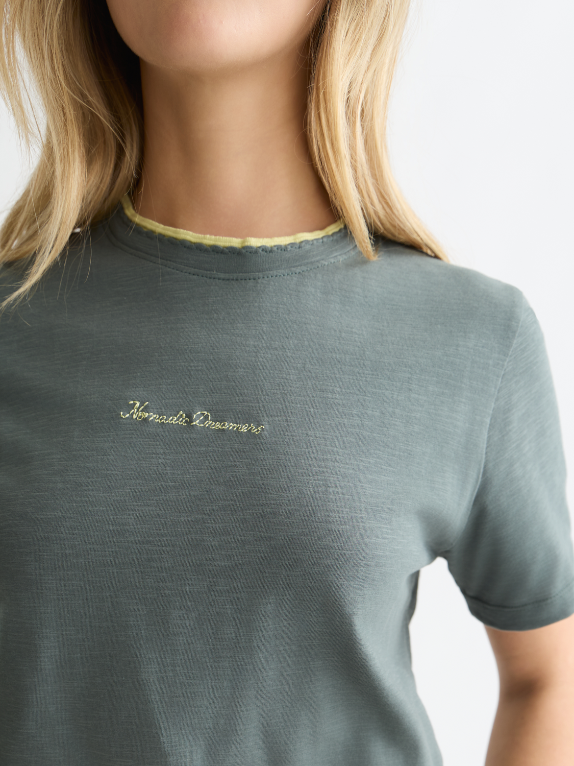 T-Shirt mit Bruststickerei und normaler Passform