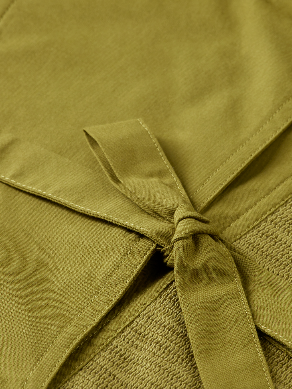 Sweat-shirt à encolure ouverte avec patte de boutonnage tissée sur le devant