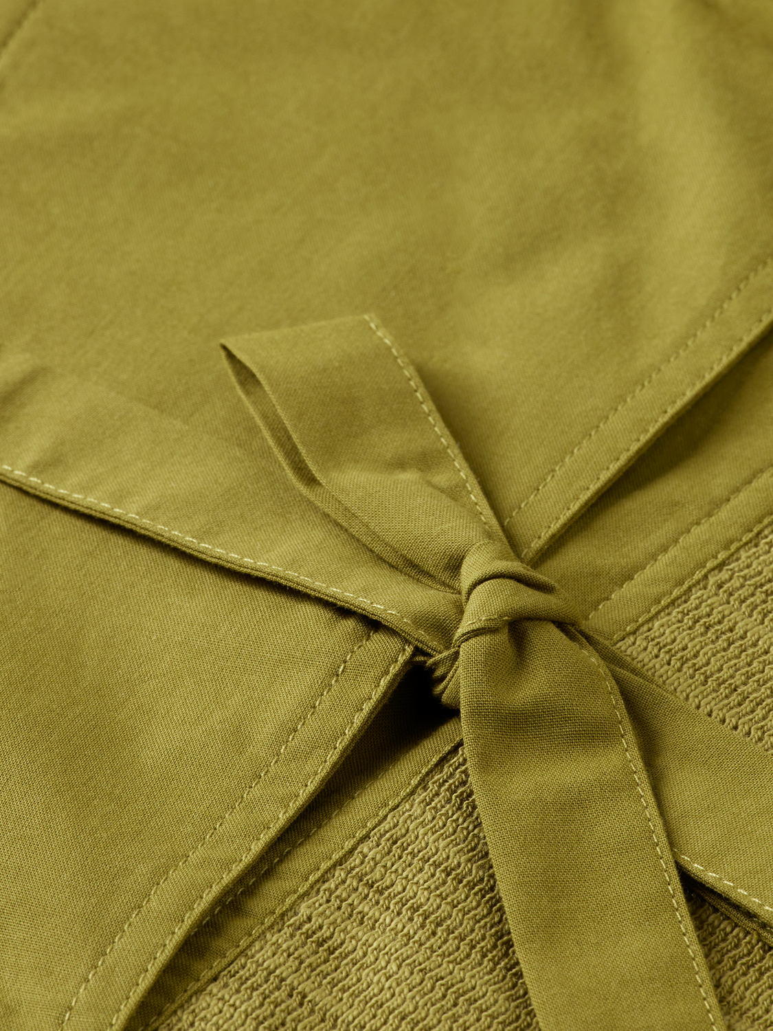 Sweat-shirt à encolure ouverte avec patte de boutonnage tissée sur le devant