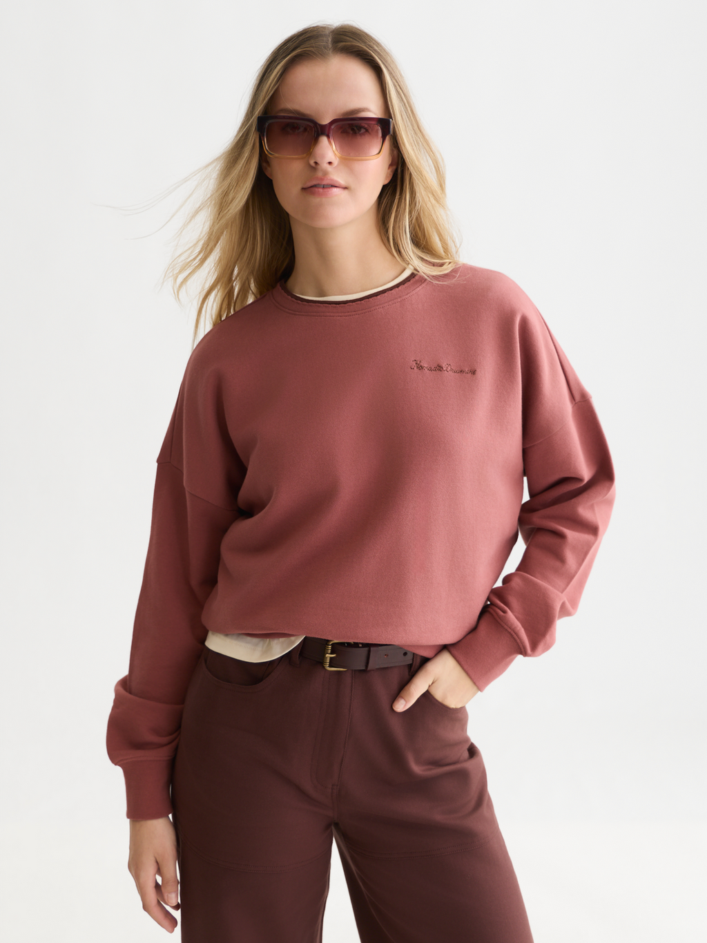 Sweat-shirt coupe décontractée avec broderie sur la poitrine