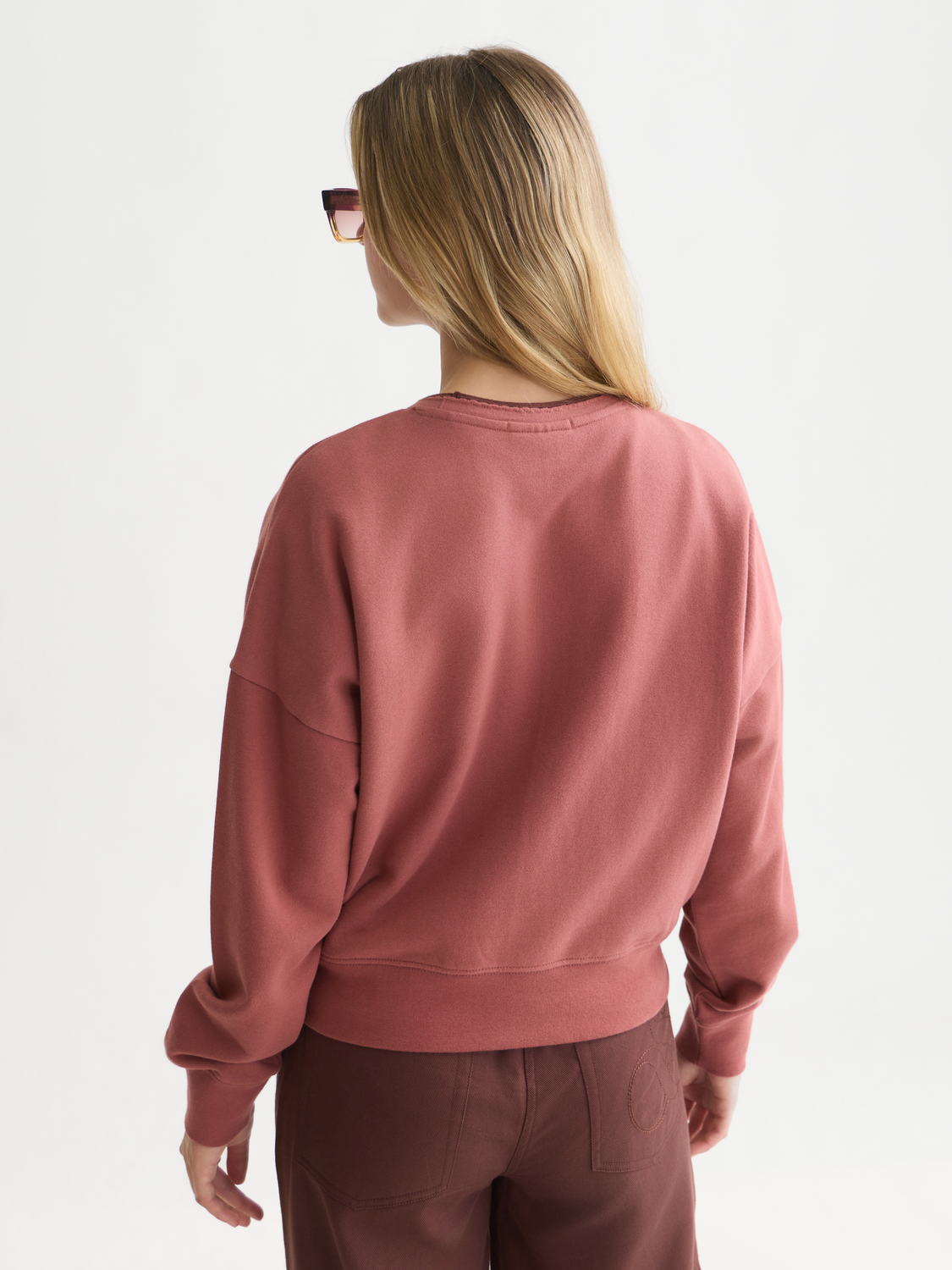 Sweat-shirt coupe décontractée avec broderie sur la poitrine