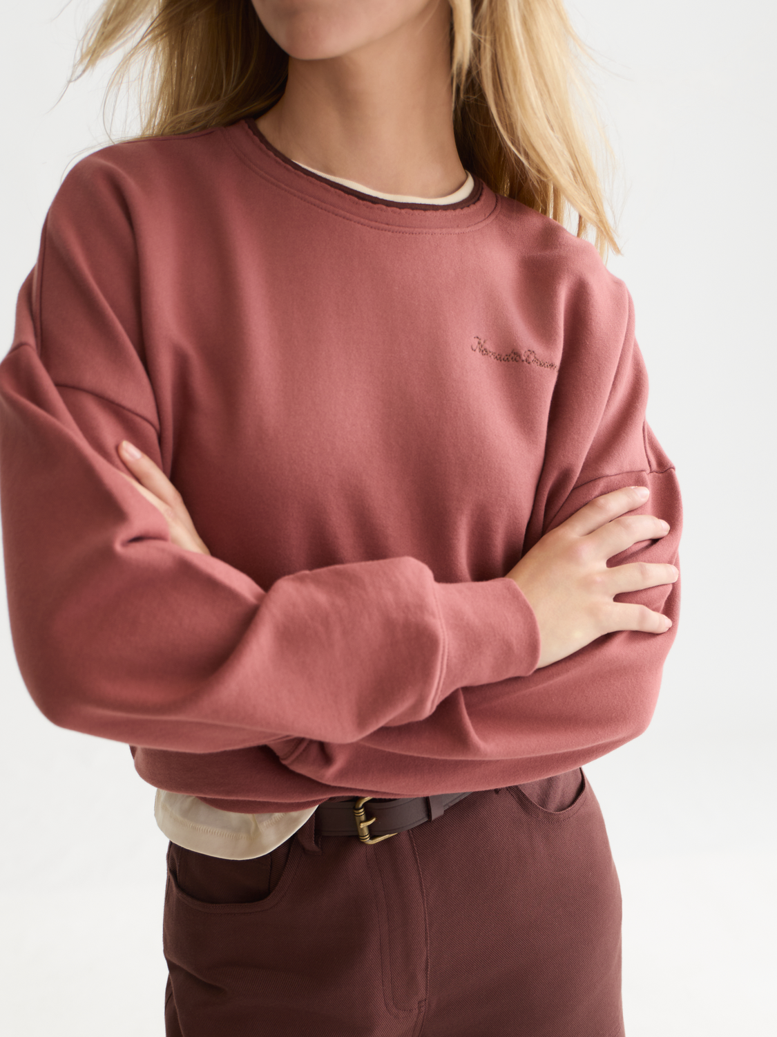 Sweat-shirt coupe décontractée avec broderie sur la poitrine