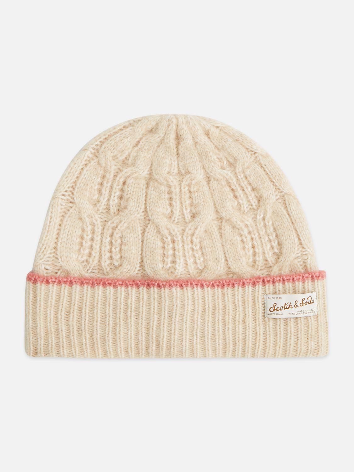 Bonnet tricoté à torsades