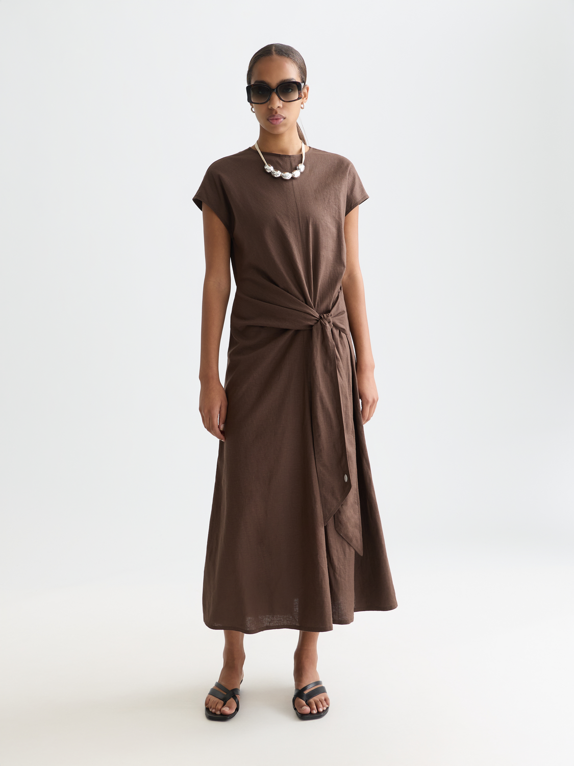 Robe mi-longue ceinturée en mélange de lin décontracté