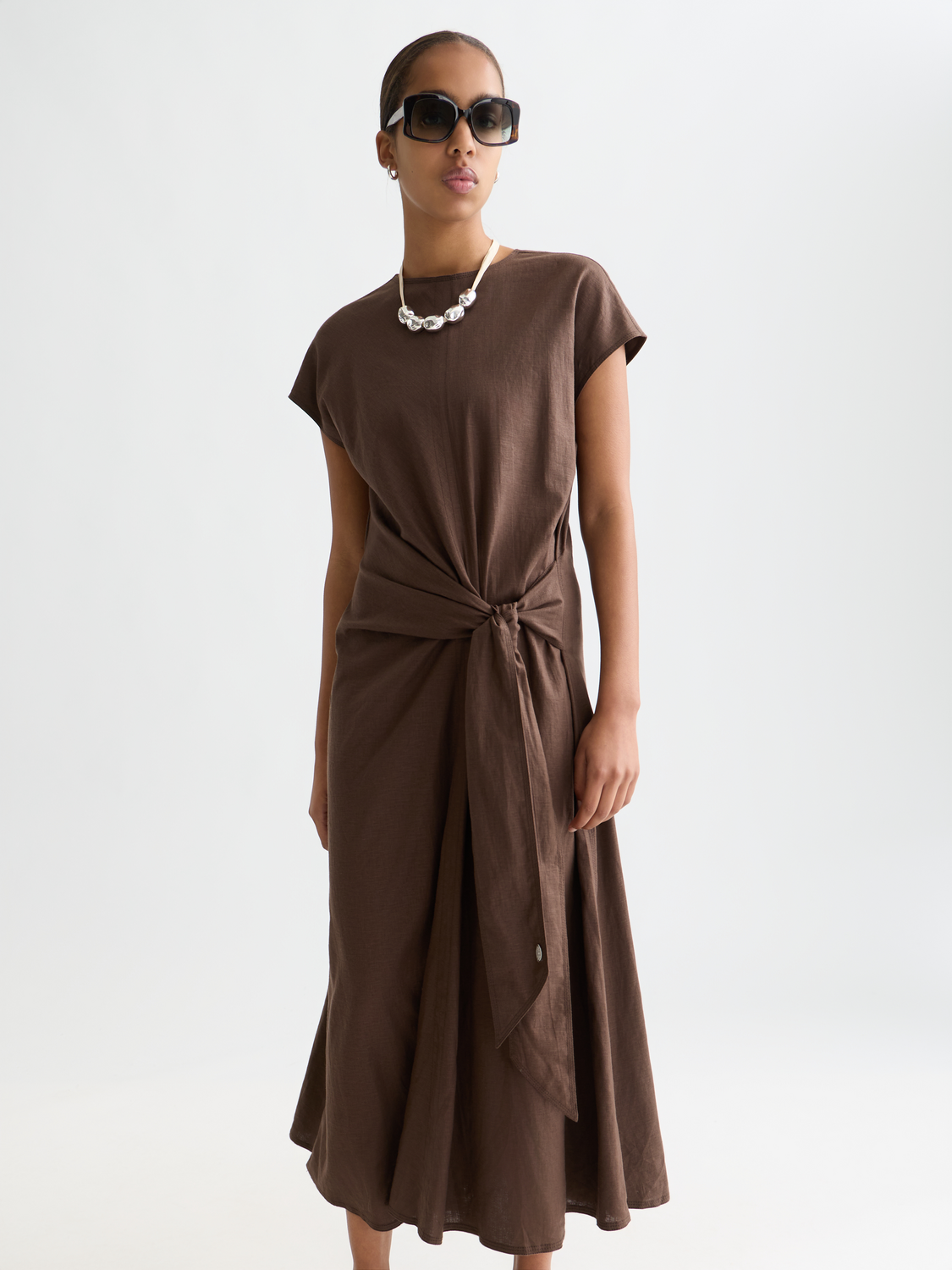 Robe mi-longue ceinturée en mélange de lin décontracté
