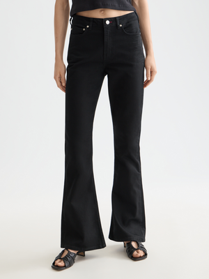 Essentials —  The Charm Flared Jeans  Stay Black