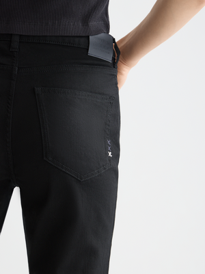 Essentials —  The Charm Flared Jeans  Stay Black